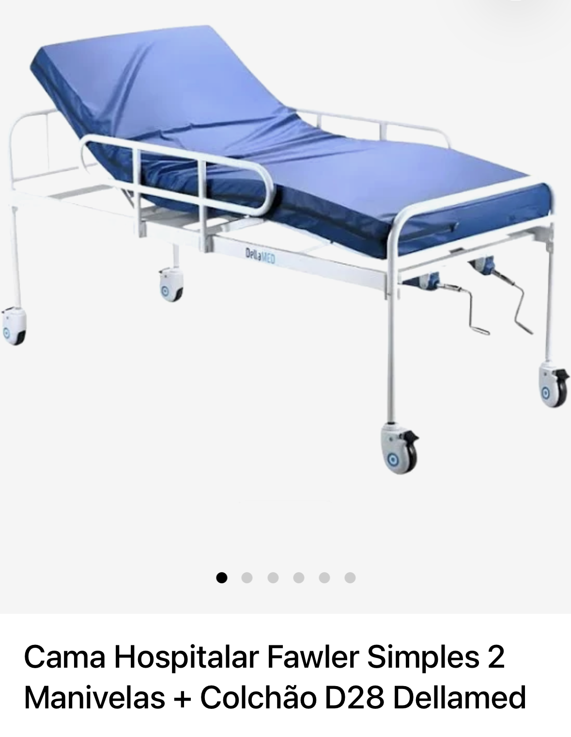 Cama hospitalar com colchão azul, grades laterais e rodízios